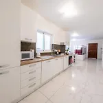 Swieqi Next To Paceville Nightlife And Perfect For Groups Lejlighed *
